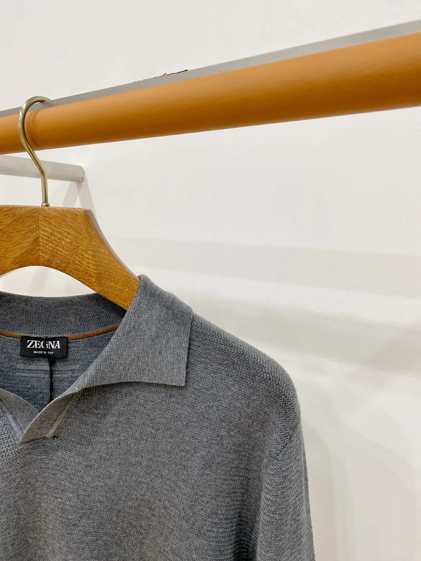 Zegna 26 New Arrival Stoll POl O Oasi Cashmere ， ： Z Premium Series， ， ， ， POLO 。 Classic + ， V Buttonless POLO ， ， POLO 。 ， ， ， Breathable 。 ， ， 。 、 ， ， ， 。 ， ， Clean fit ， old money ， logo， ， Z ， ， ， ， 。 ： ， ， ， ，Breathable ， T 。 16 ， Stoll ，16 ， ， ， 3 ， ， ， 。 Size：M-3XL